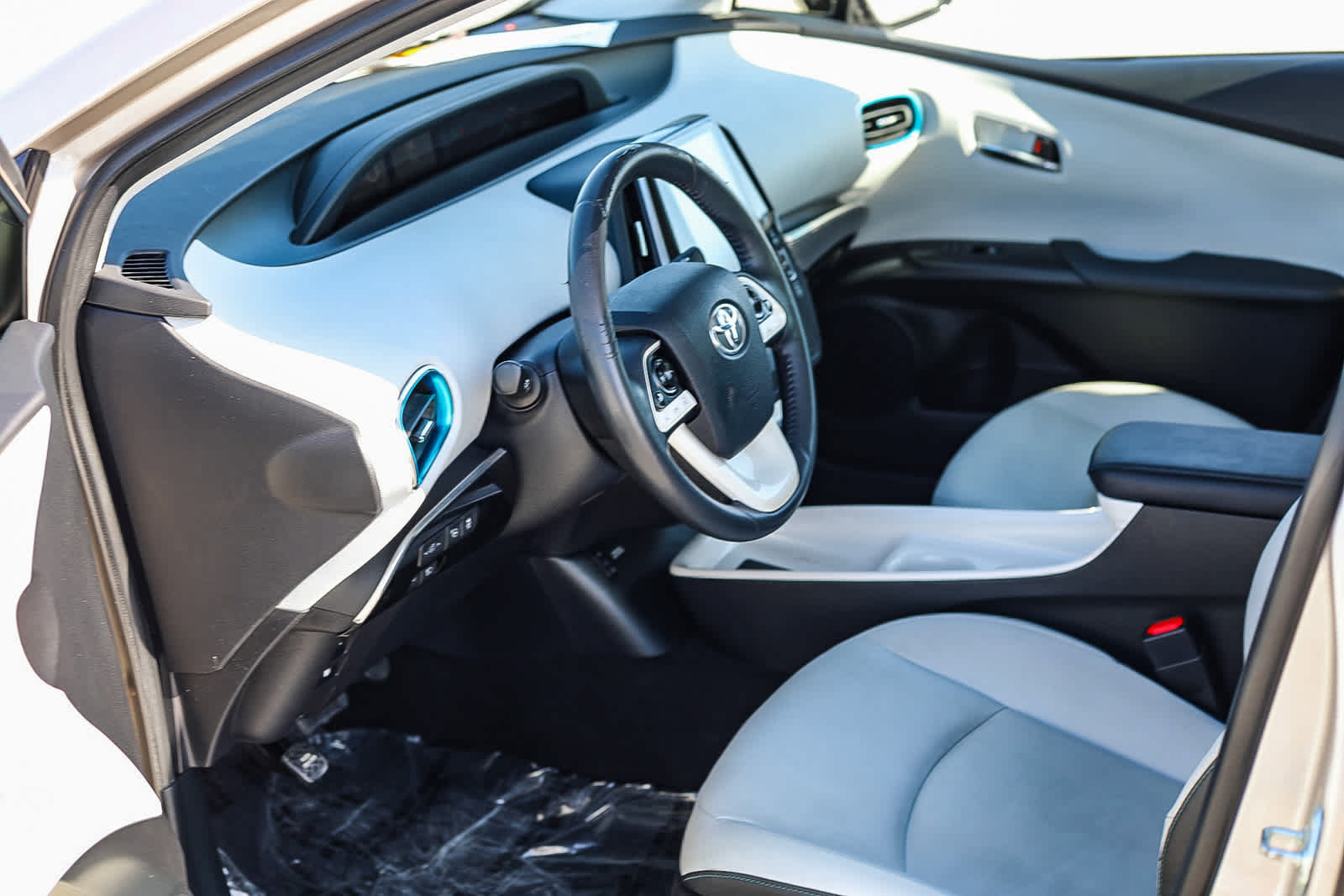 Certified 2017 Toyota Prius Prime Advanced w/ Carpet Mat Package FWD image 14