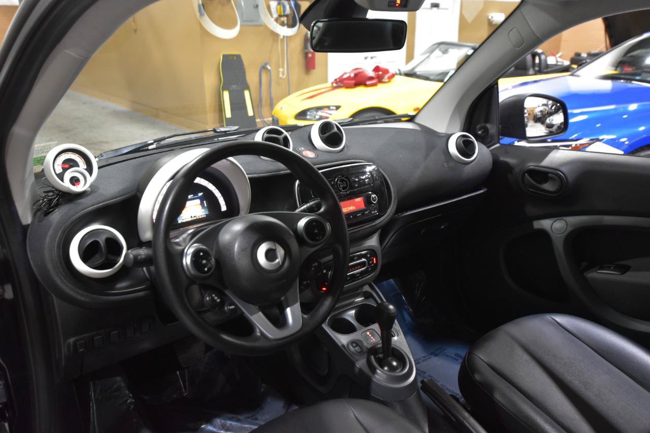 Used 2016 smart fortwo pure RWD image 8