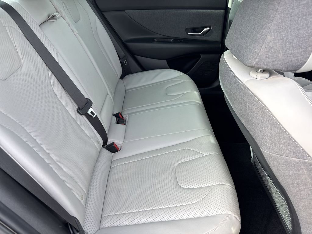 Used 2023 Hyundai Elantra Limited image 28