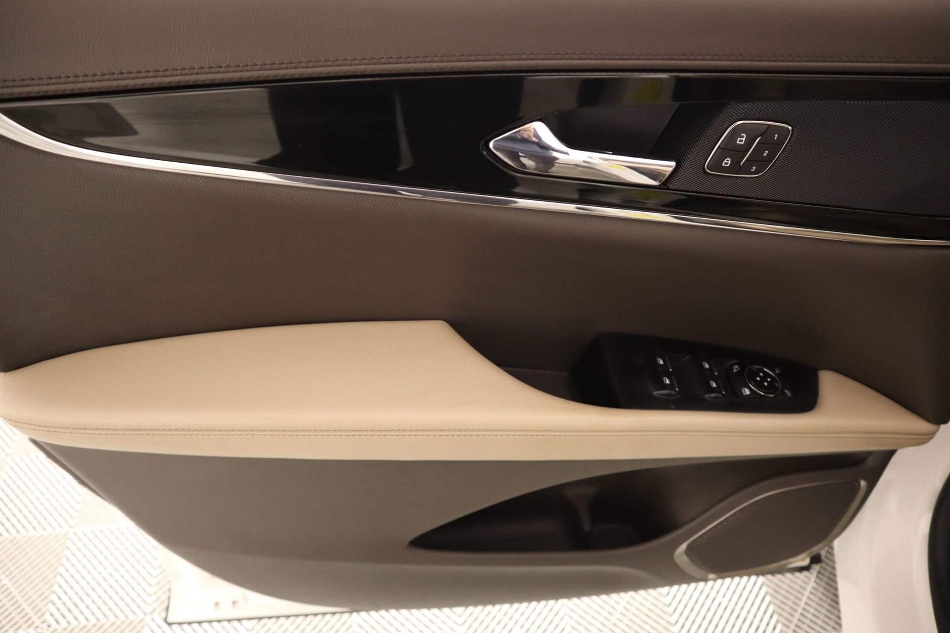 Used 2023 Lincoln Nautilus Reserve image 16