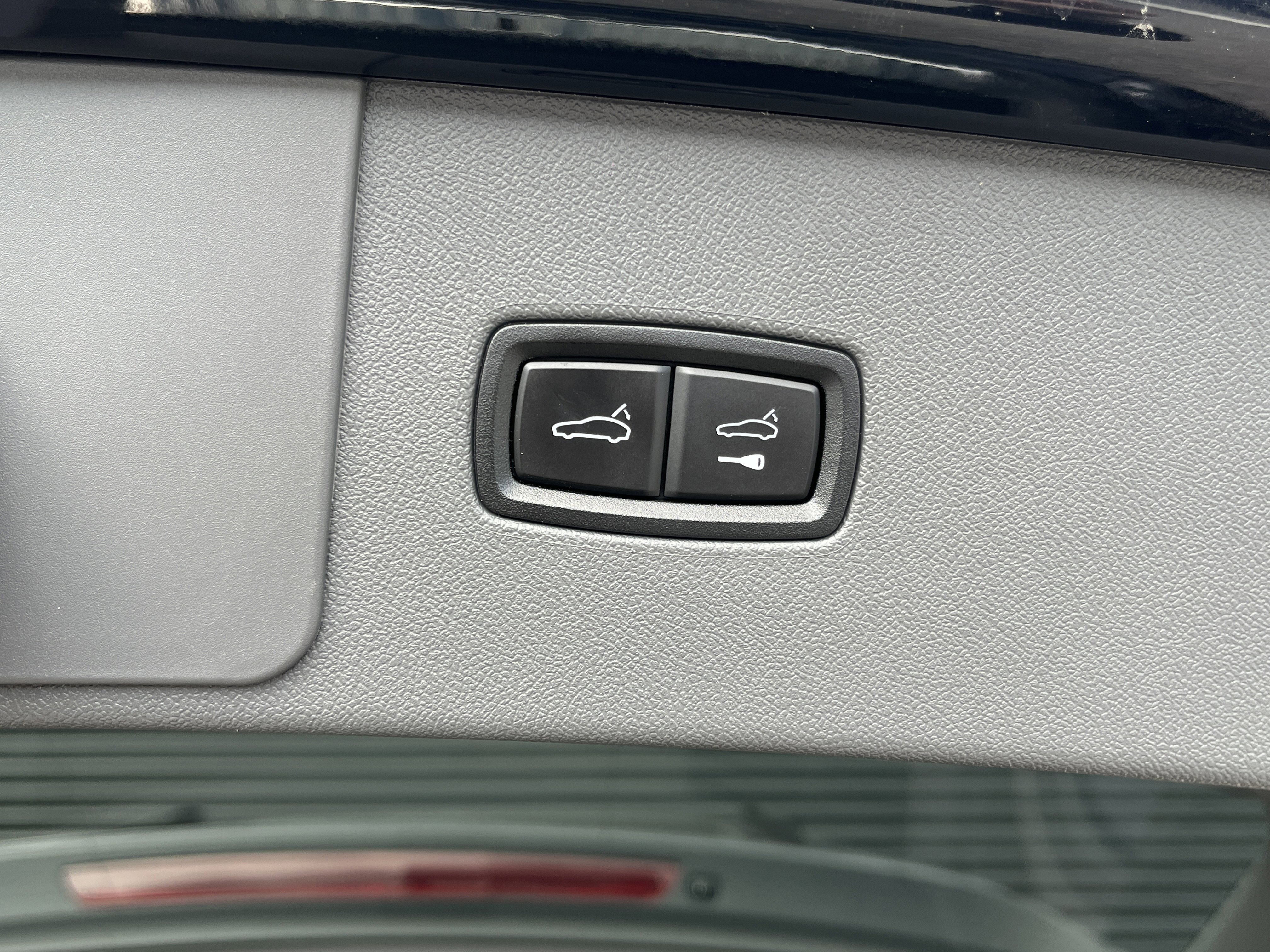 Certified 2022 Porsche Cayenne Platinum Edition image 12