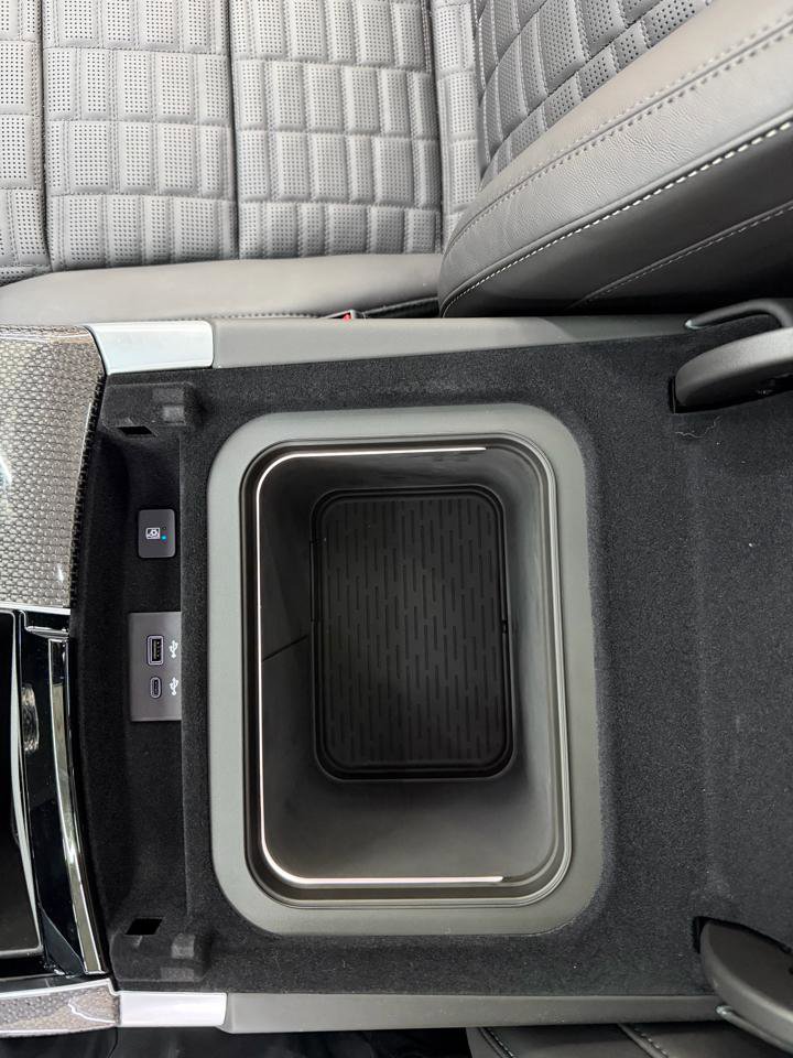 Used 2025 Cadillac Escalade V w/ LPO, ONYX Package image 39