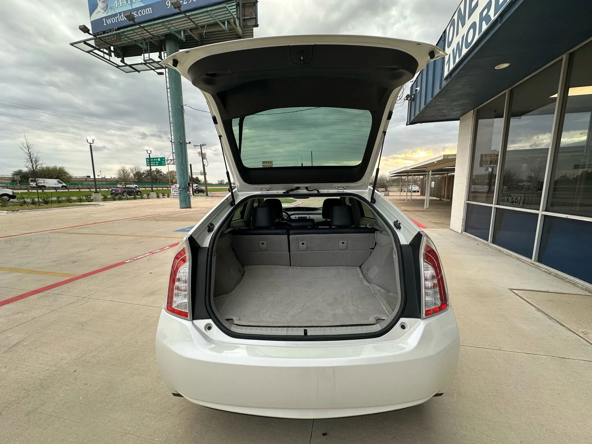 Used 2014 Toyota Prius Three image 9