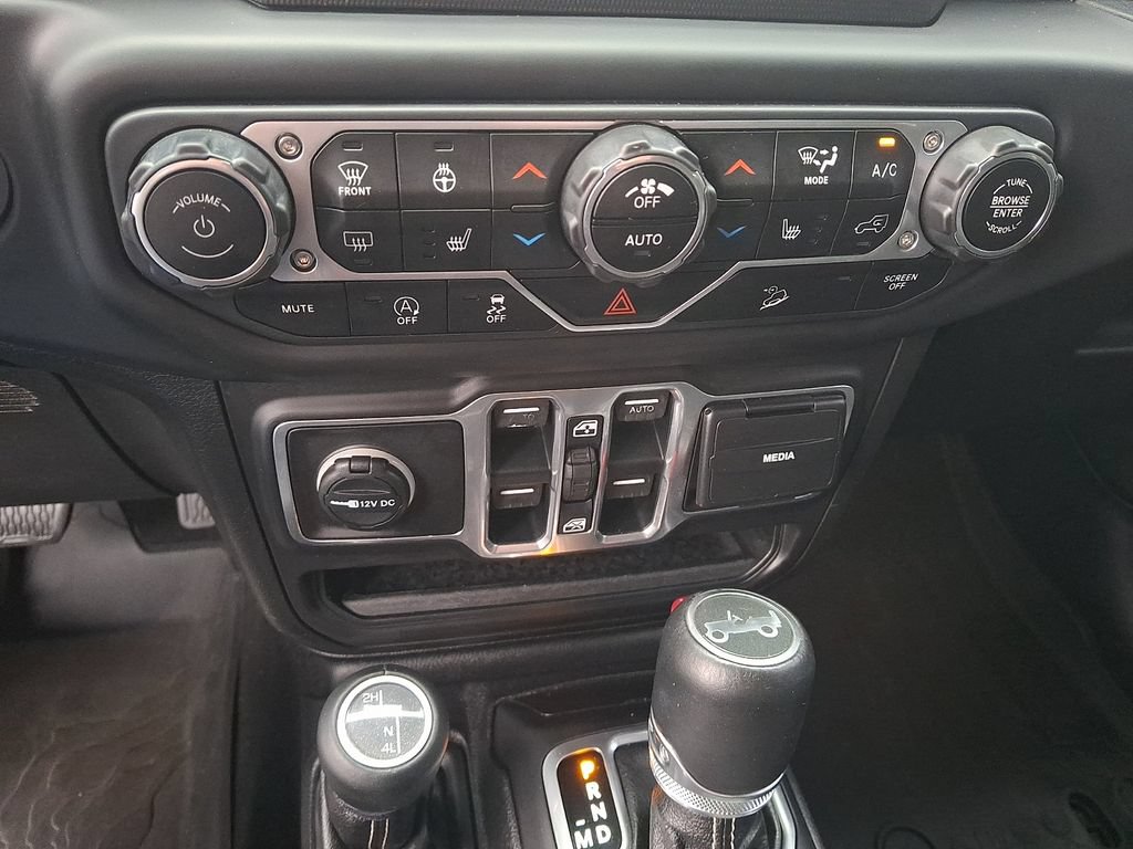 Used 2018 Jeep Wrangler Unlimited Sahara w/ Cold Weather Group AWD/4WD image 15