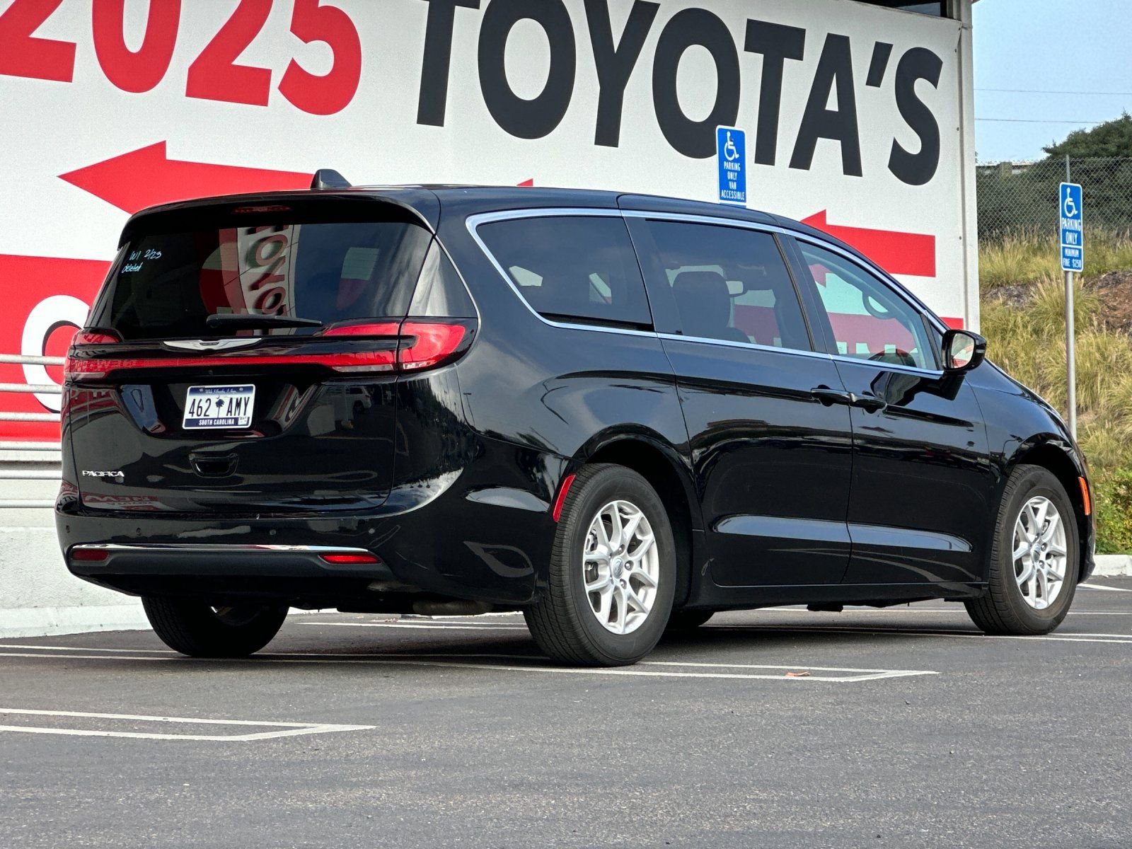 Used 2024 Chrysler Pacifica Touring-L image 5