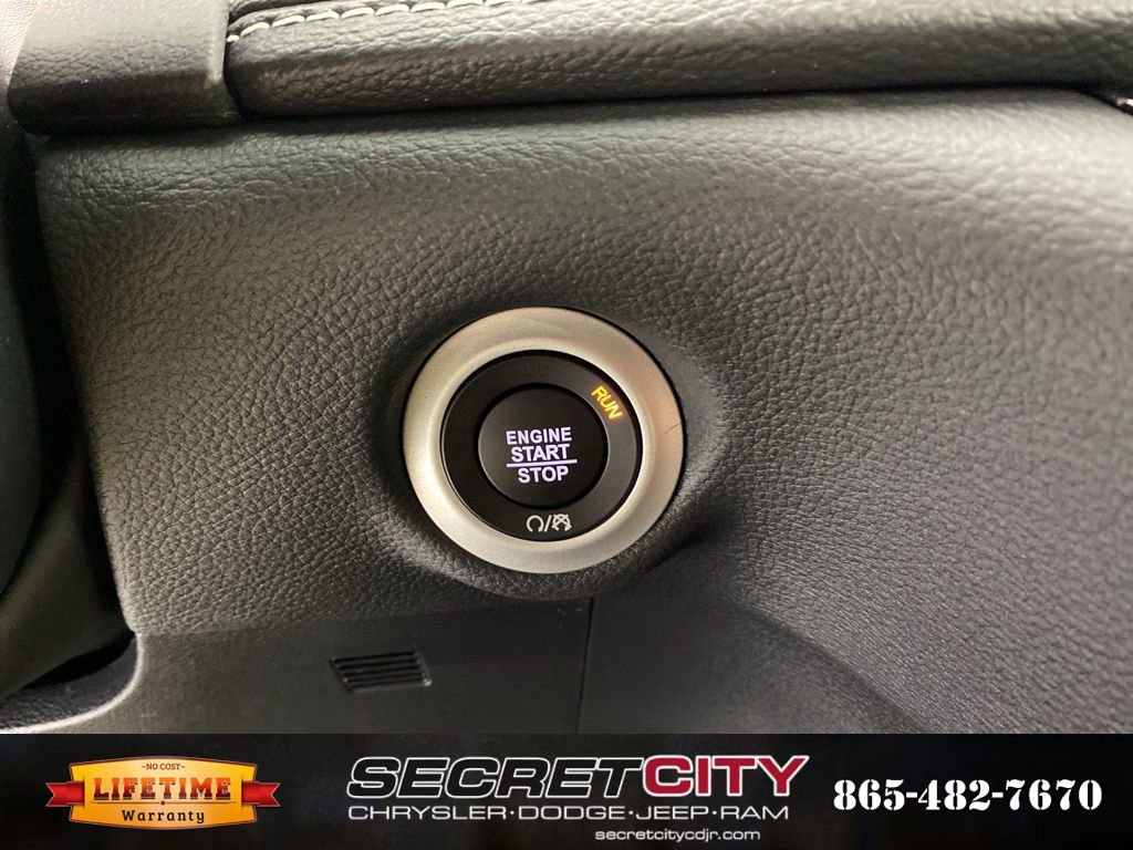 New 2026 Chrysler Pacifica Select w/ S Appearance Package image 18