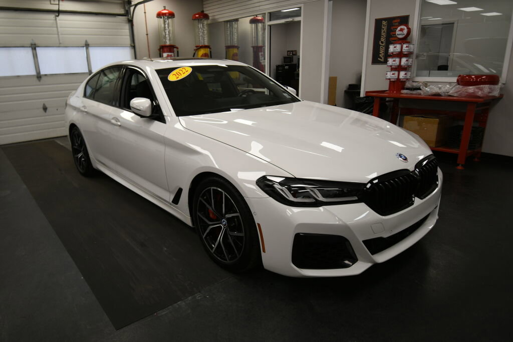 Used 2022 BMW M550i xDrive w/ Executive Package image 2