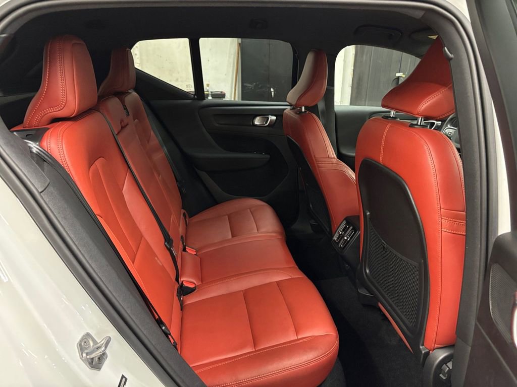 Used 2019 Volvo XC40 T4 Momentum image 17