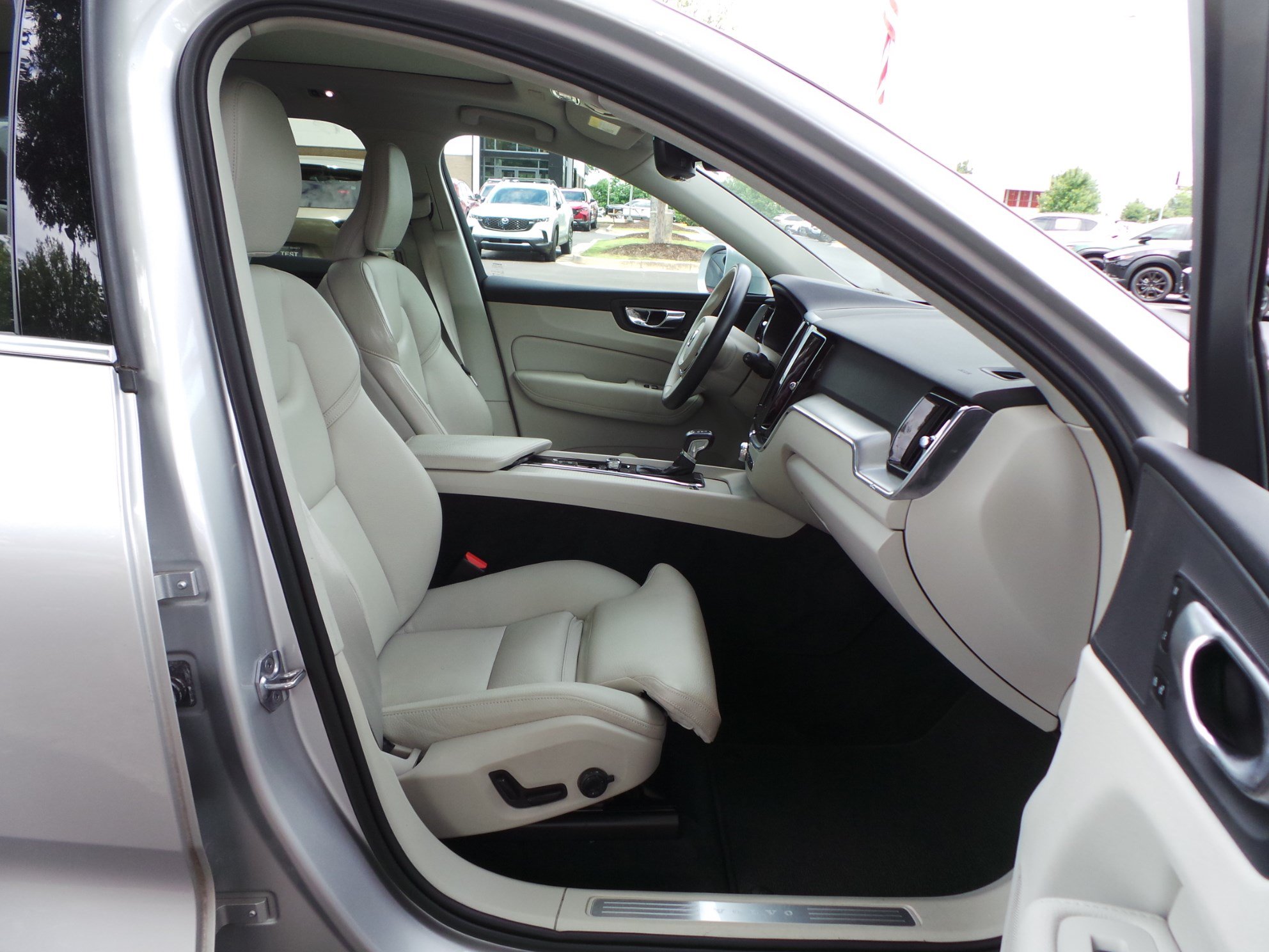 Used 2019 Volvo XC60 T5 Momentum w/ Premium Package AWD/4WD image 39