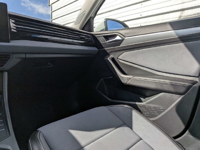 Used 2025 Volkswagen Jetta SE FWD image 16