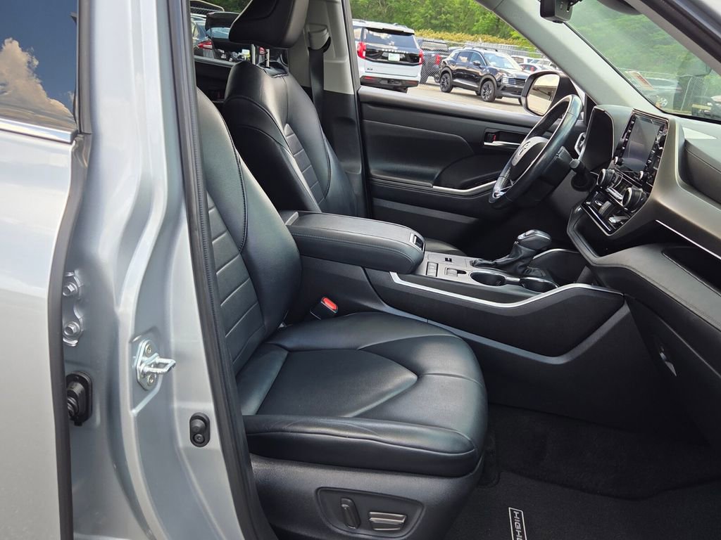 Used 2021 Toyota Highlander XLE FWD image 14