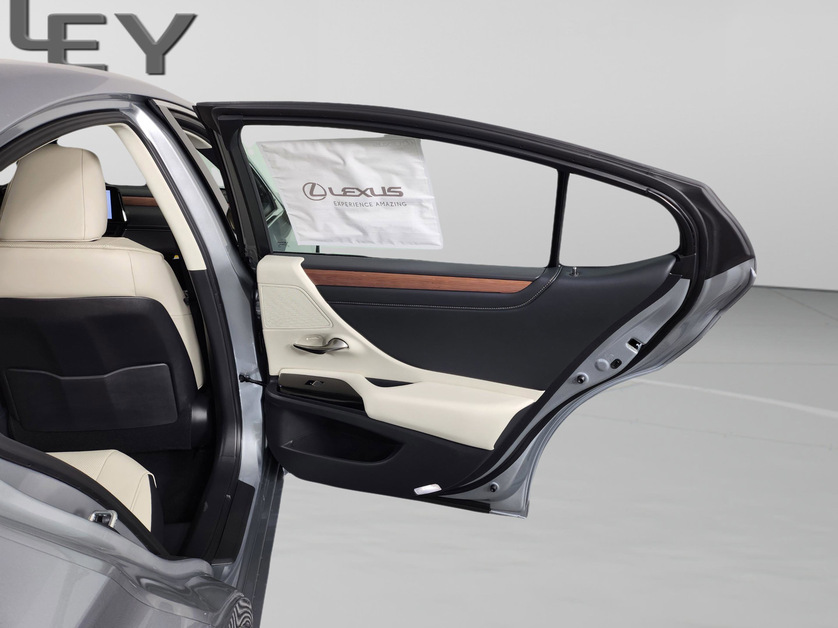 New 2025 Lexus ES 300h w/ Premium Package image 31