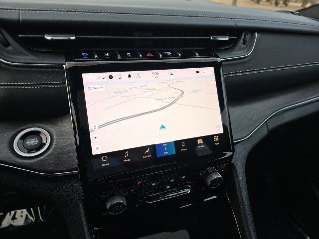 Used 2023 Jeep Grand Cherokee Overland w/ Luxury Tech Group IV image 24