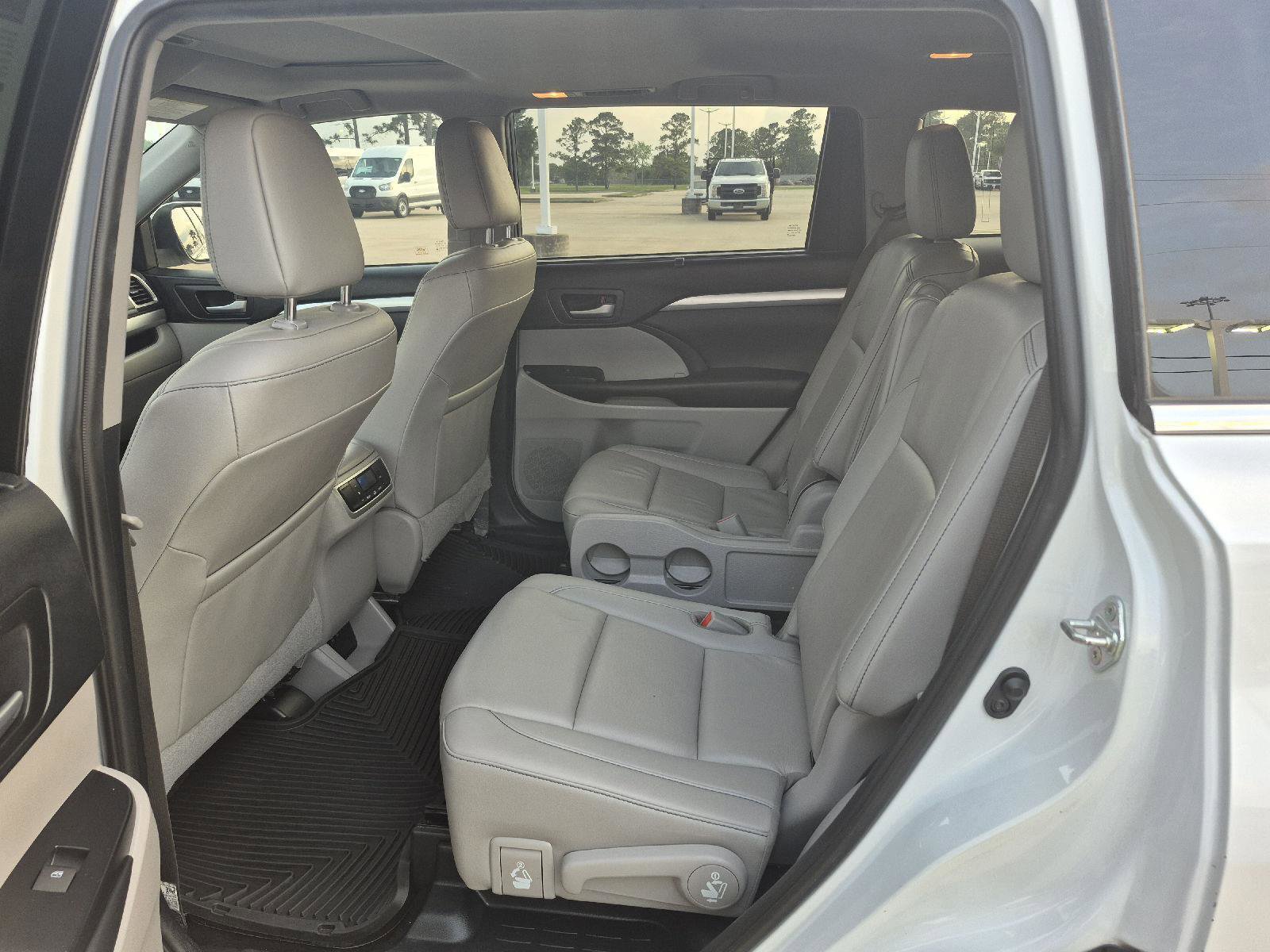 Used 2019 Toyota Highlander XLE FWD image 10
