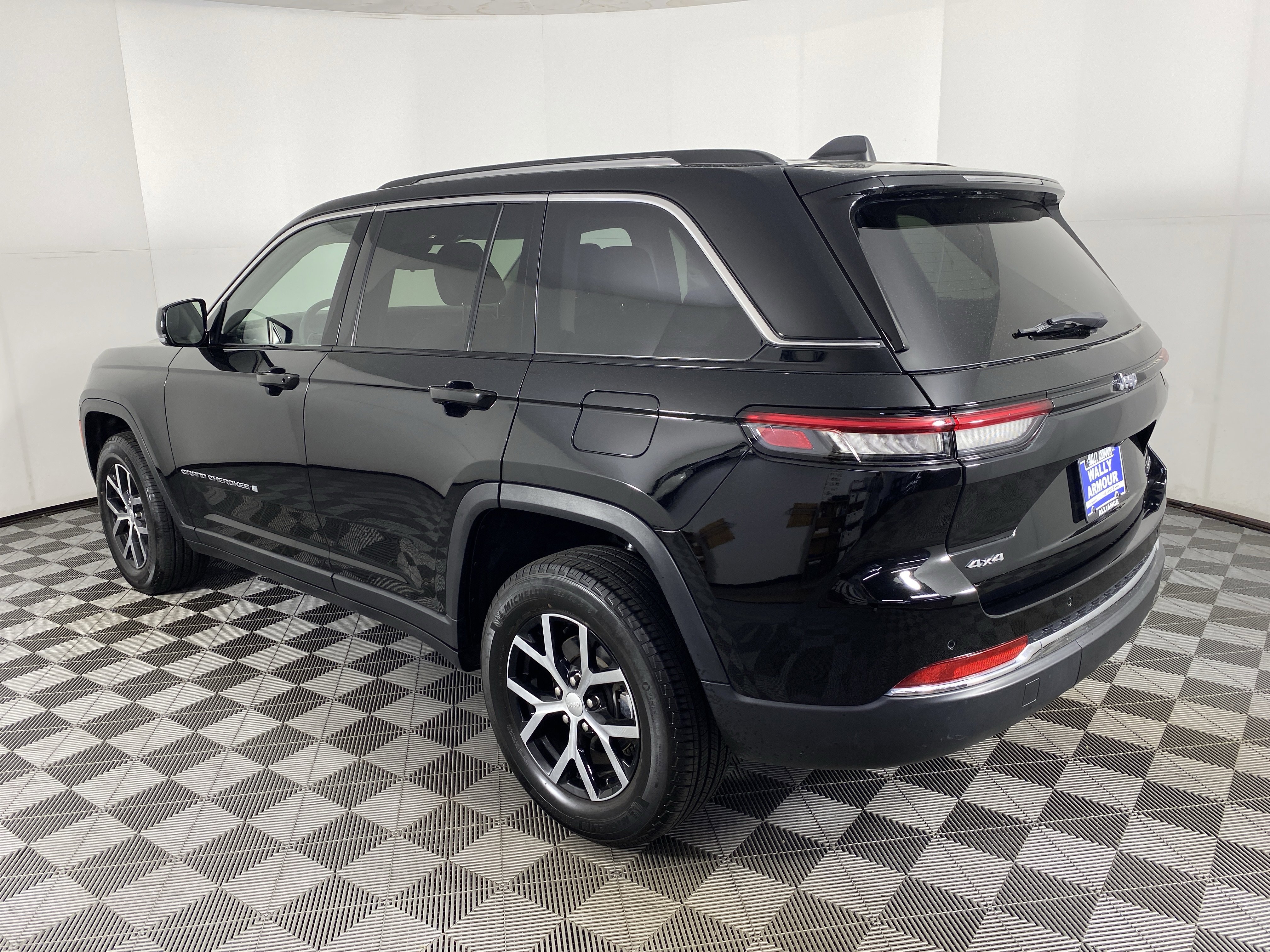 Used 2023 Jeep Grand Cherokee Limited AWD/4WD image 10