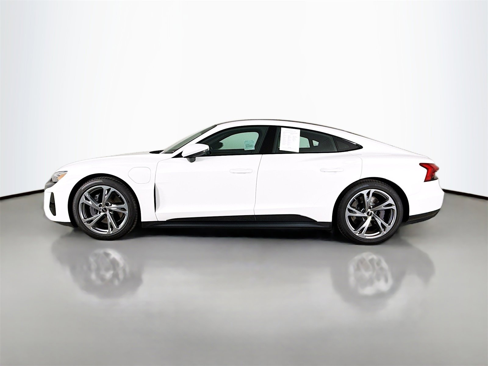 Certified 2022 Audi e-tron GT Premium Plus image 4