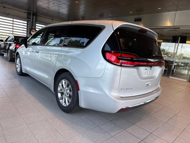 Used 2026 Chrysler Pacifica Limited FWD image 17