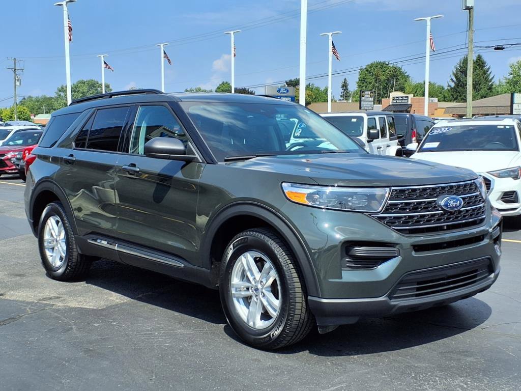 Used 2023 Ford Explorer XLT image 3