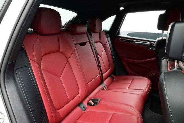Certified 2025 Porsche Macan AWD/4WD image 16