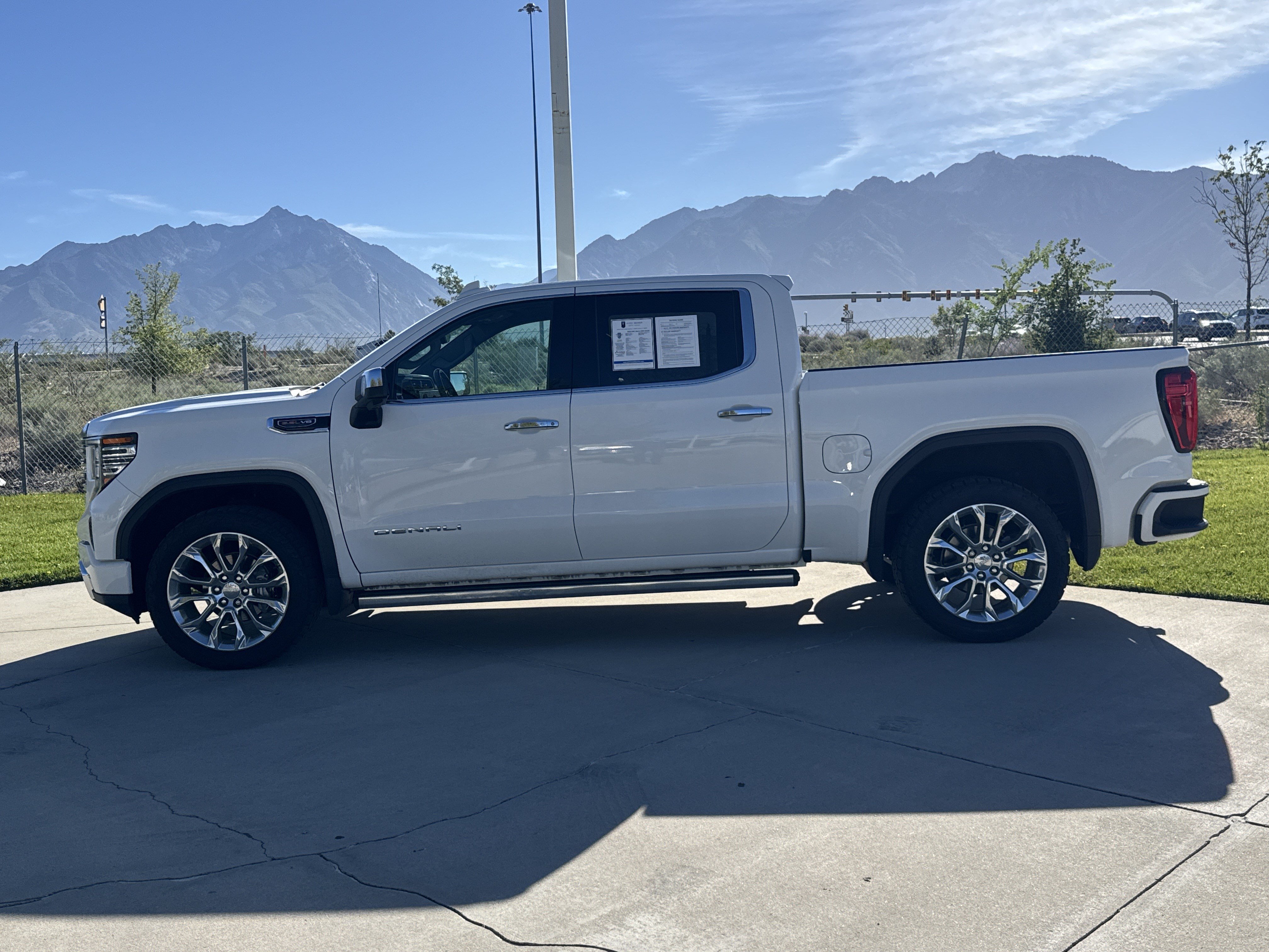 Used 2023 GMC Sierra 1500 Denali w/ Technology Package AWD/4WD image 2