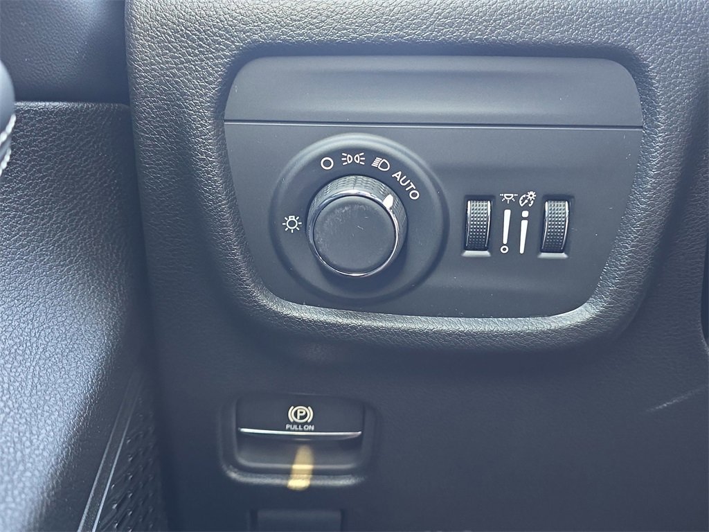 Used 2025 Jeep Grand Cherokee Laredo w/ Luxury Tech Group I image 26