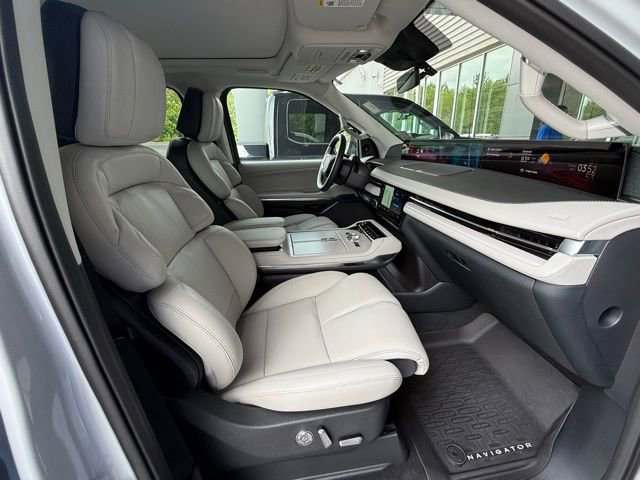 Used 2025 Lincoln Navigator L Reserve AWD/4WD image 19