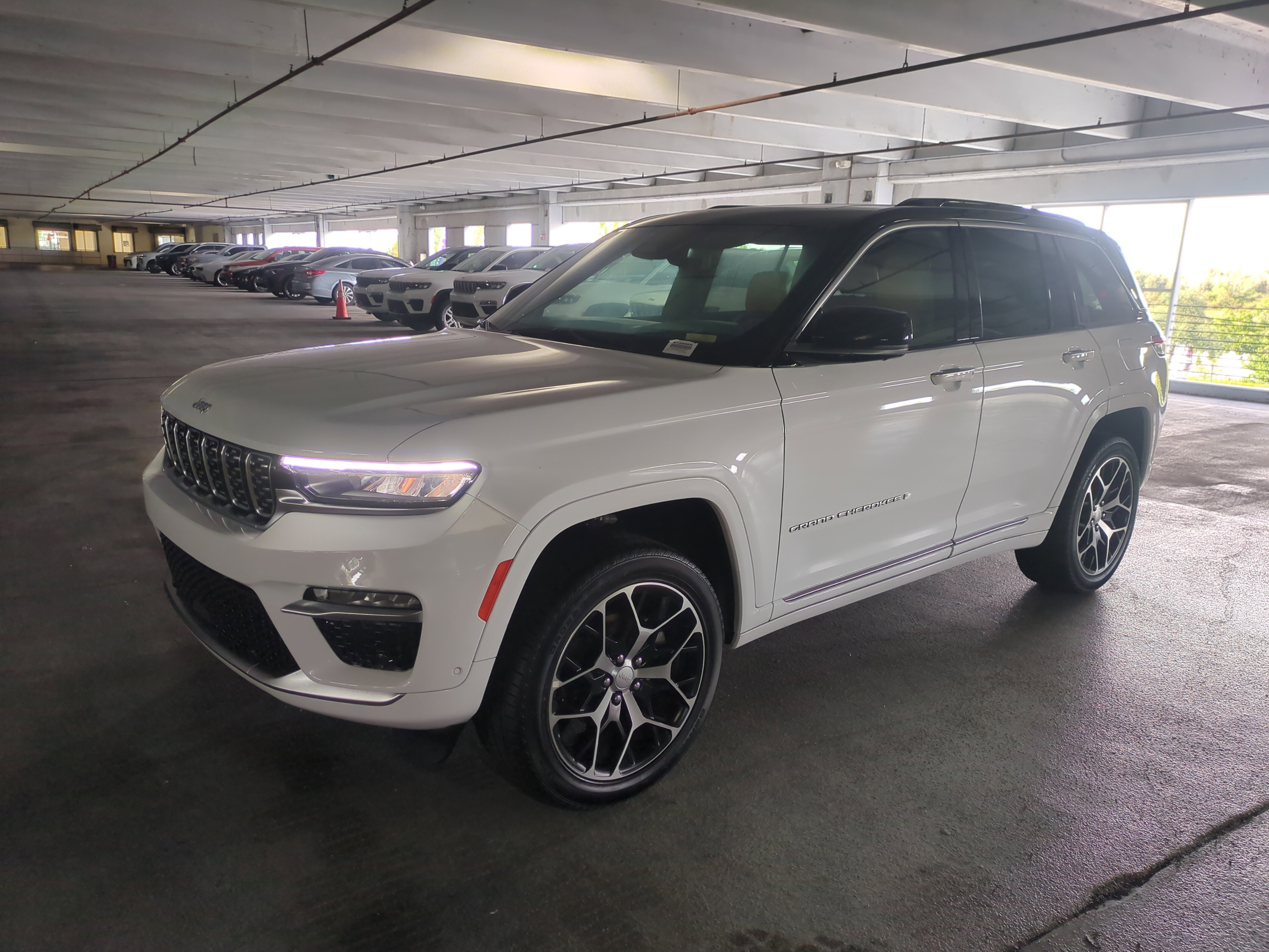 New 2025 Jeep Grand Cherokee Summit image 9