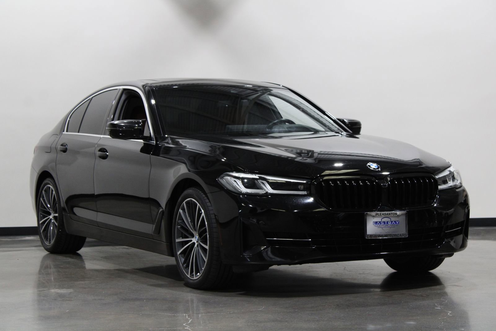 Used 2021 BMW 530i w/ Premium Package RWD image 4