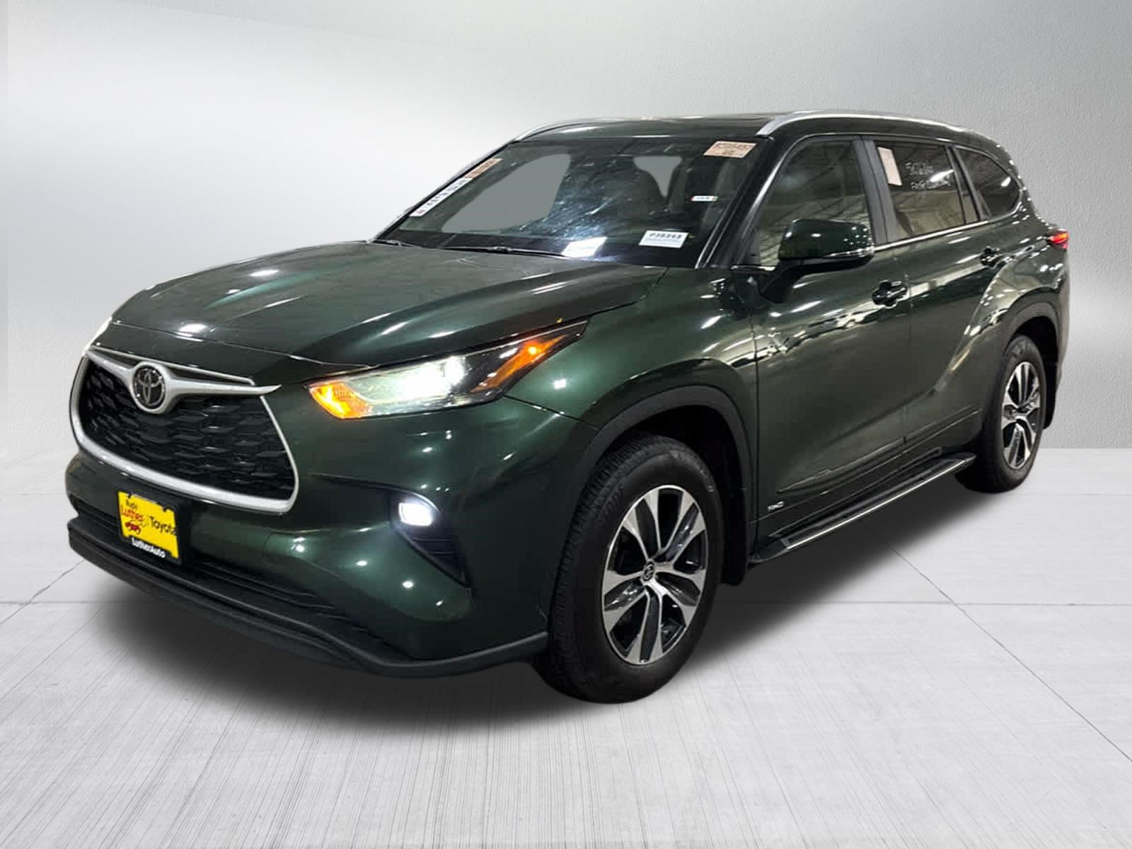 Certified 2025 Toyota Highlander XLE AWD/4WD image 3