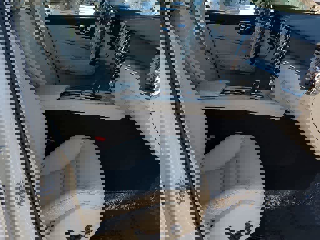 Used 2025 Volvo XC60 T8 Core w/ Protection Package Premier image 20