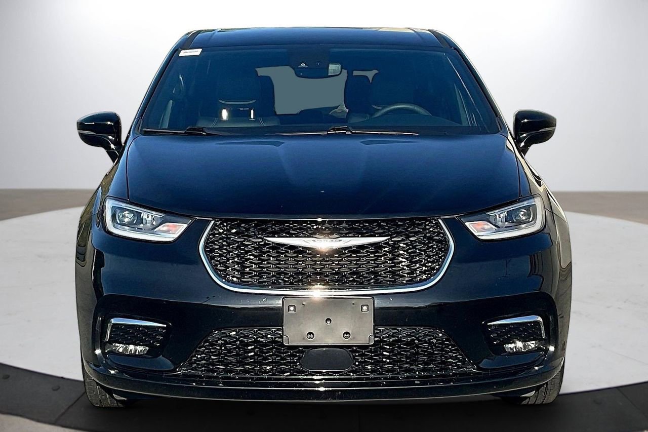 Used 2025 Chrysler Pacifica Select image 3