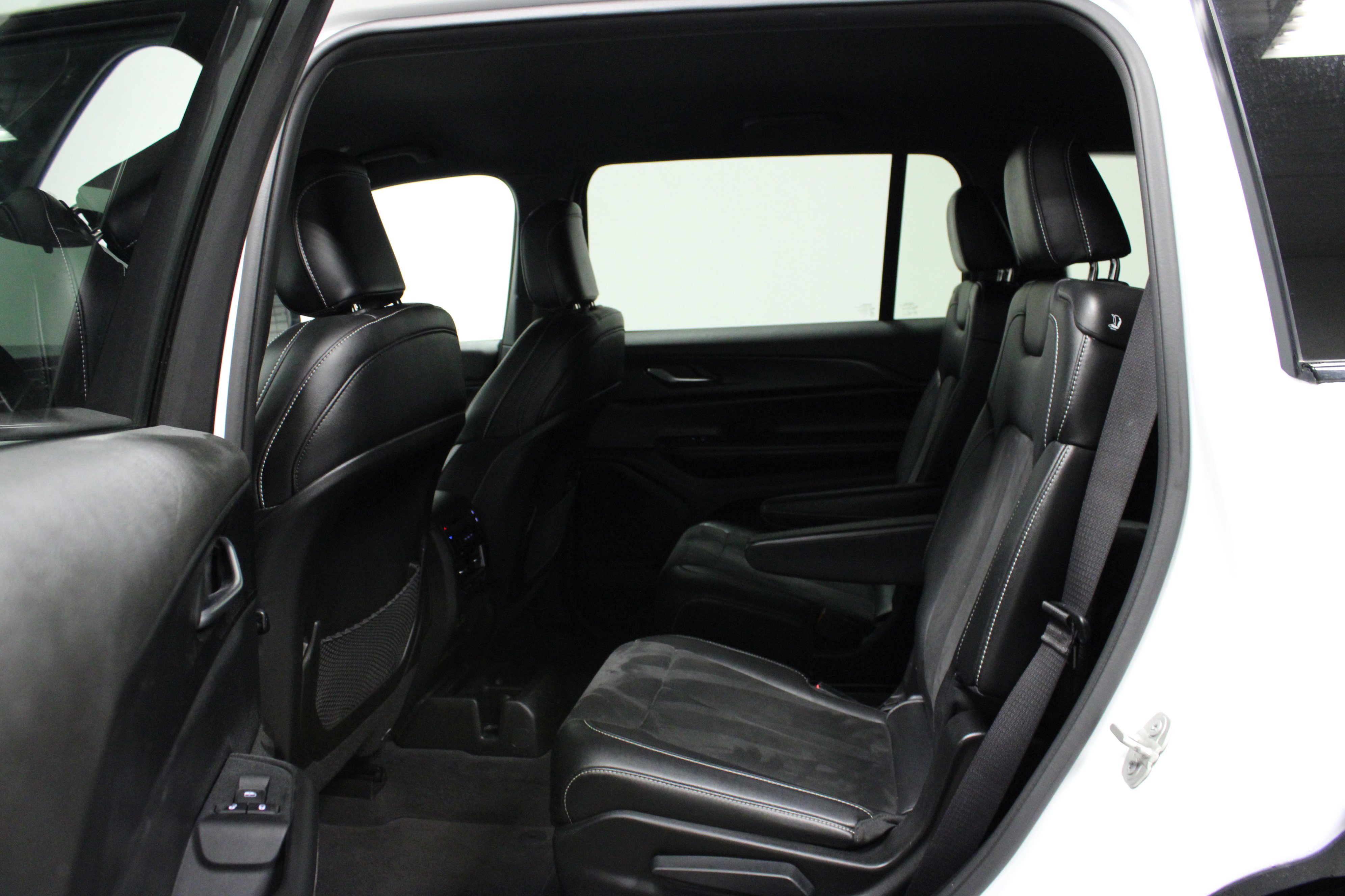 Used 2023 Jeep Grand Cherokee L Laredo image 13