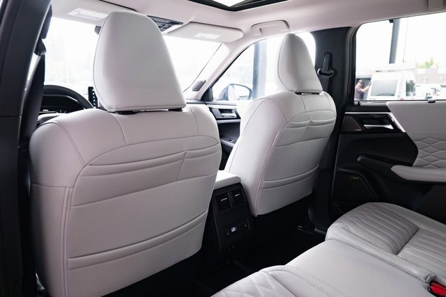 New 2025 Mitsubishi Outlander AWD image 28