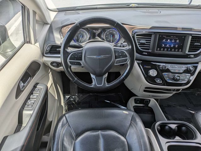 Used 2019 Chrysler Pacifica Touring-L FWD image 18