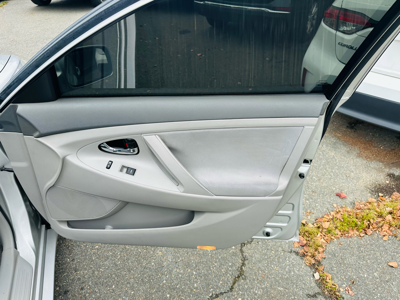 Used 2010 Toyota Camry LE FWD image 24