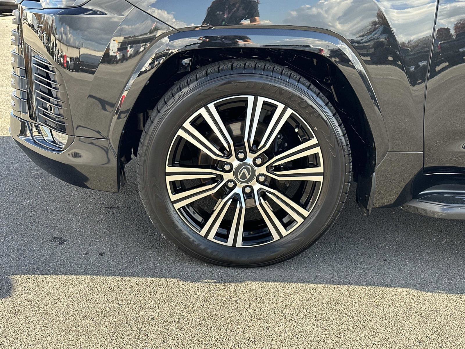 Used 2024 Lexus LX 600 4WD w/ Luxury Package image 11