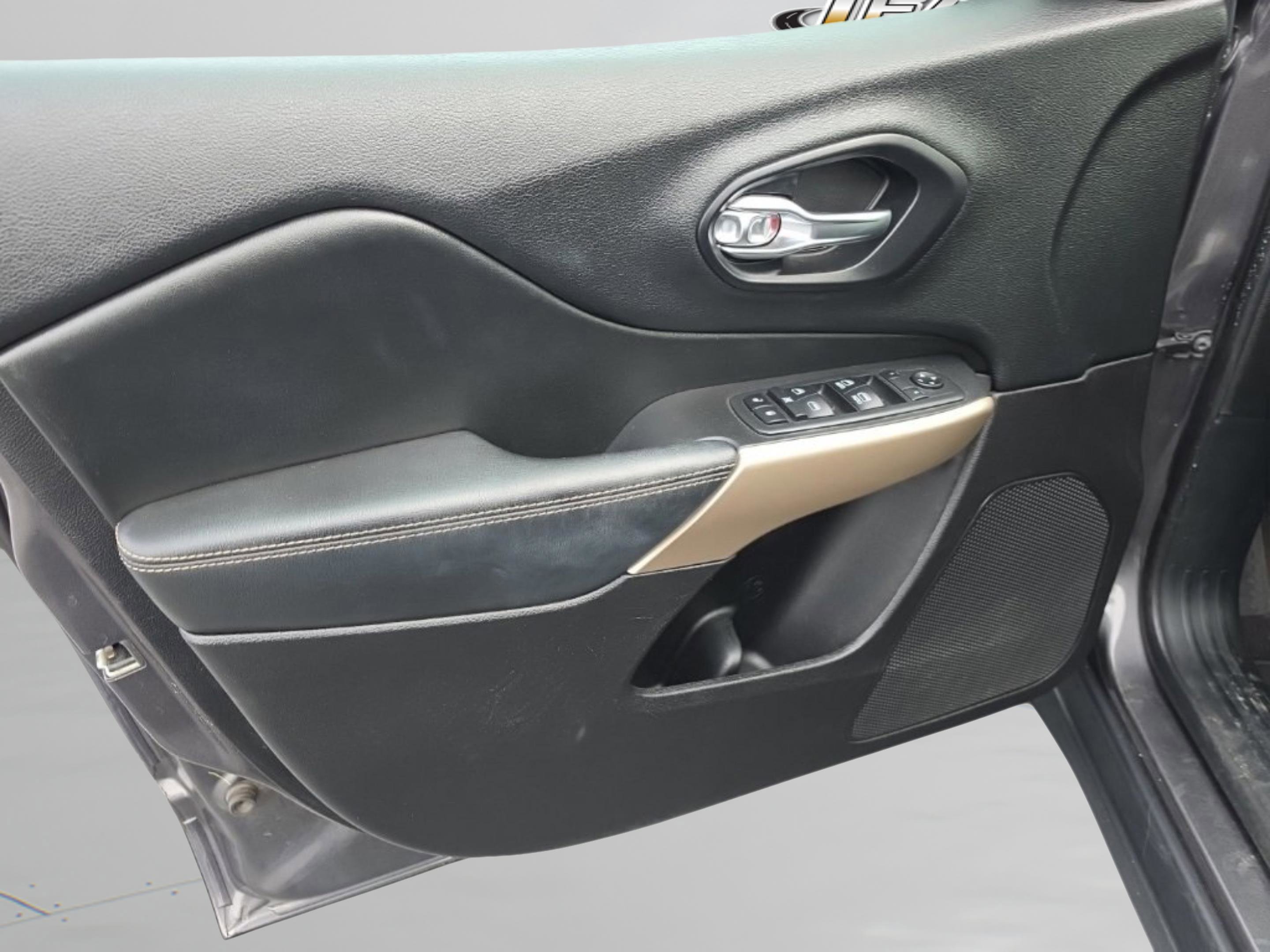 Used 2018 Jeep Cherokee Limited image 12