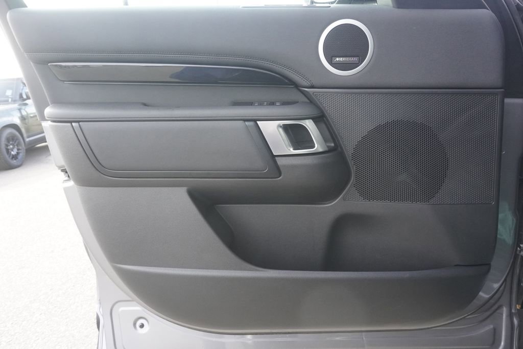 Used 2025 Land Rover Discovery S image 17