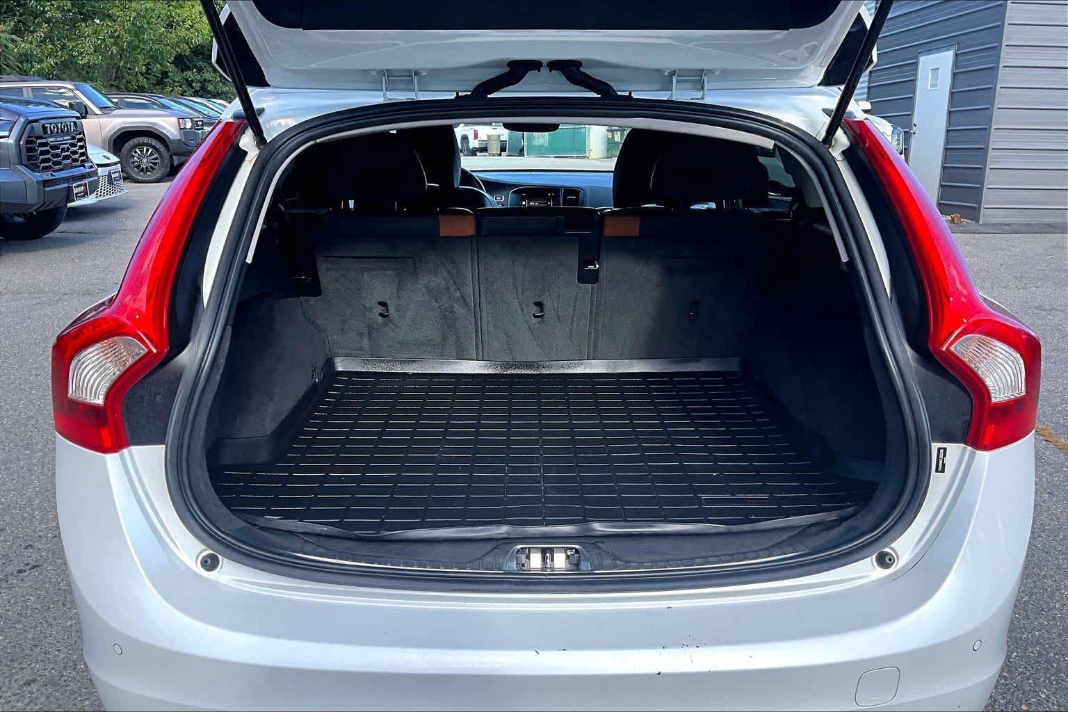 Used 2018 Volvo V60 T5 Cross Country w/ Convenience Package AWD/4WD image 31