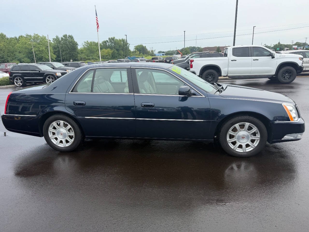 Used 2009 Cadillac DTS w/ Trunk Convenience Package FWD image 6