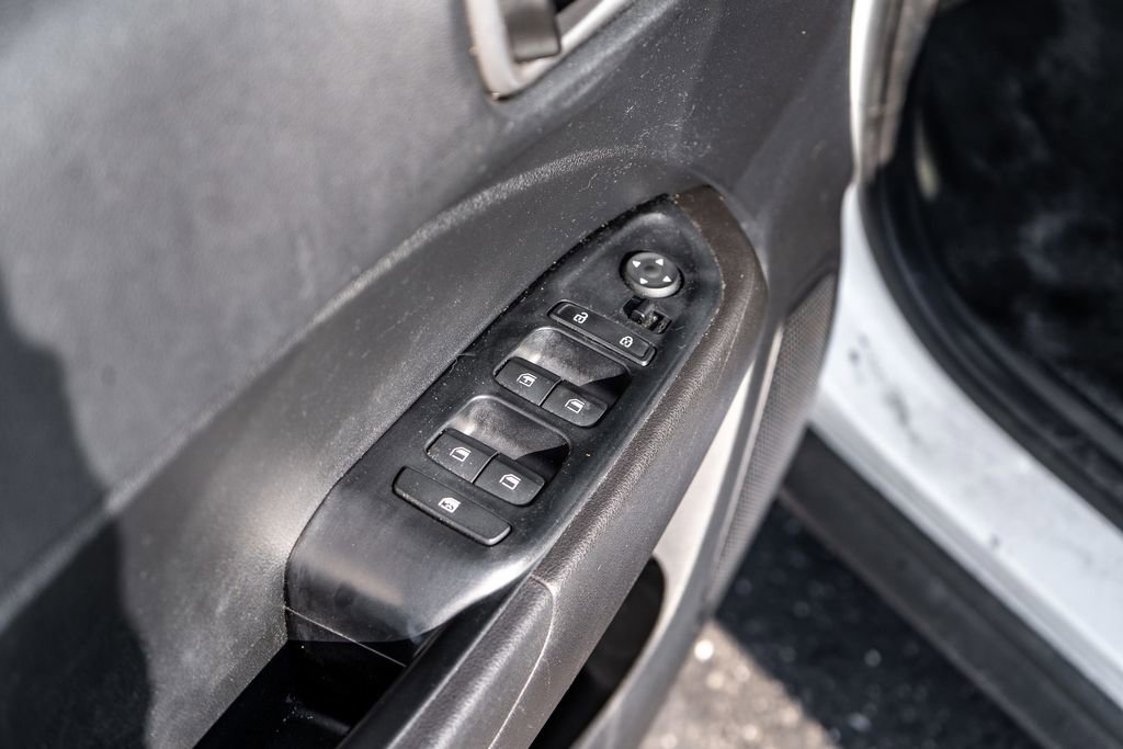 Used 2023 Hyundai Venue SE FWD image 17