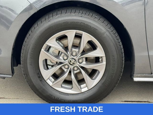 Used 2025 Toyota Sienna XLE image 7