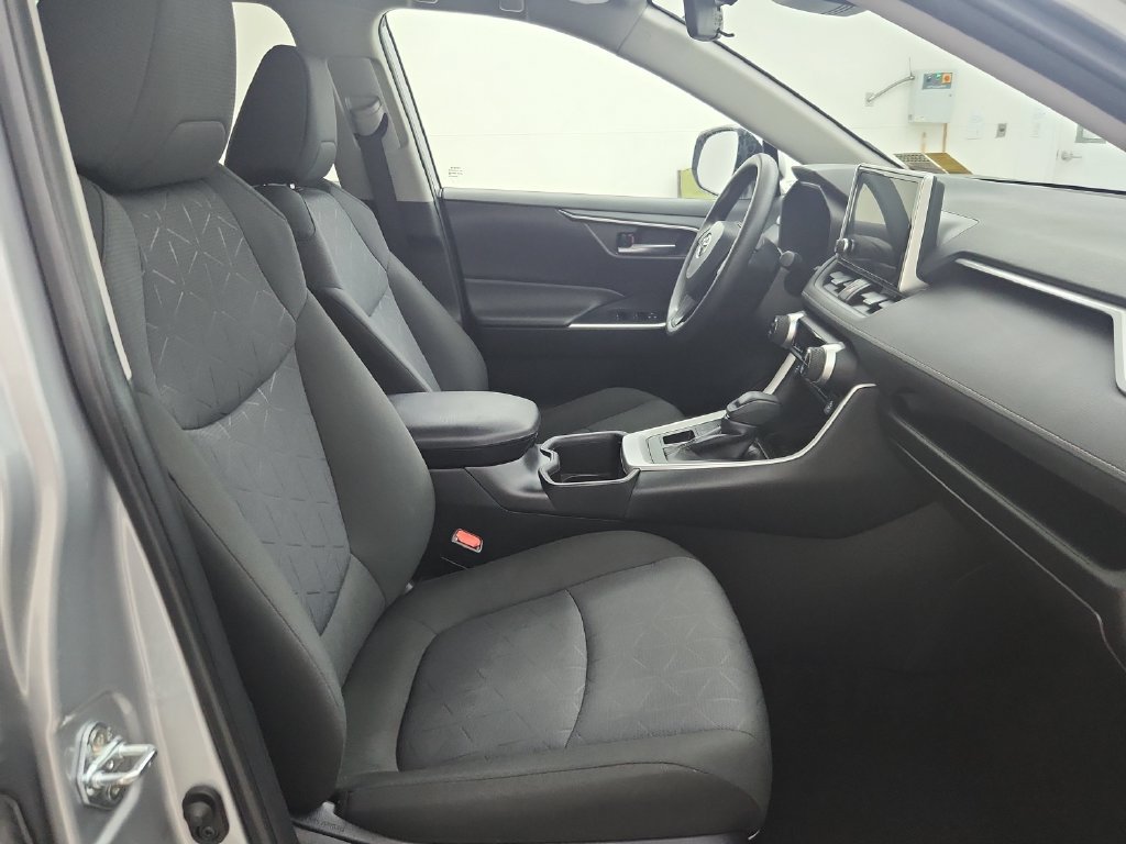 Used 2025 Toyota RAV4 XLE AWD/4WD image 36