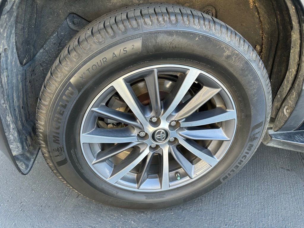 Used 2017 Toyota Highlander XLE image 4