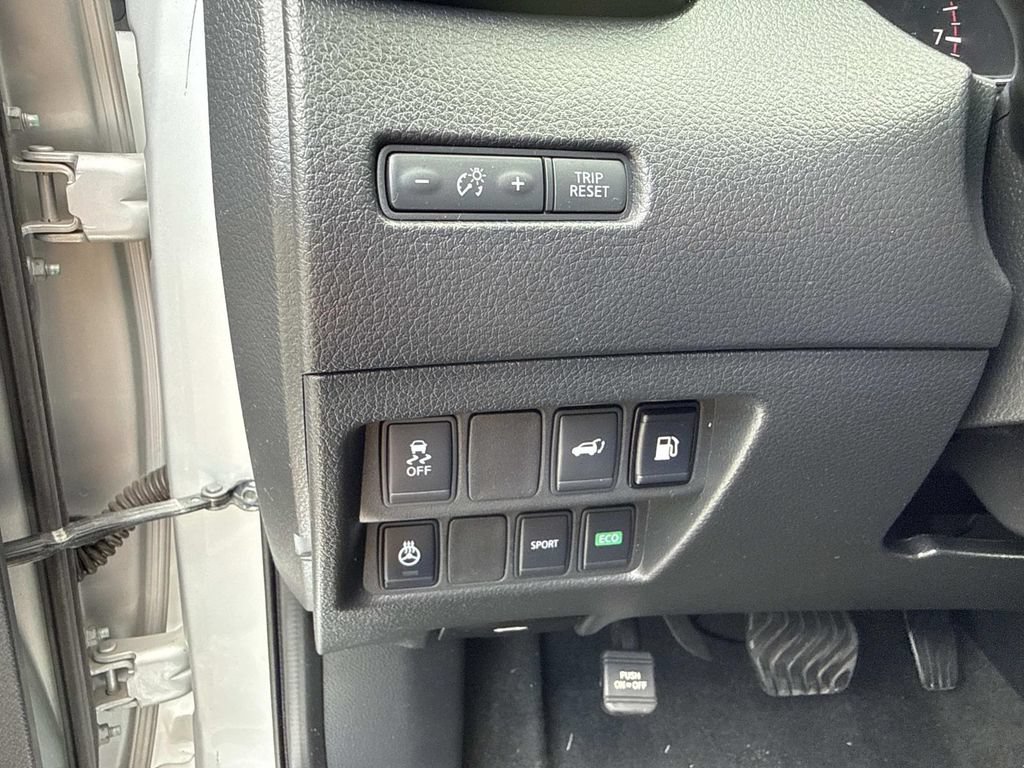 Used 2018 Nissan Rogue SV w/ Premium Package FWD image 31