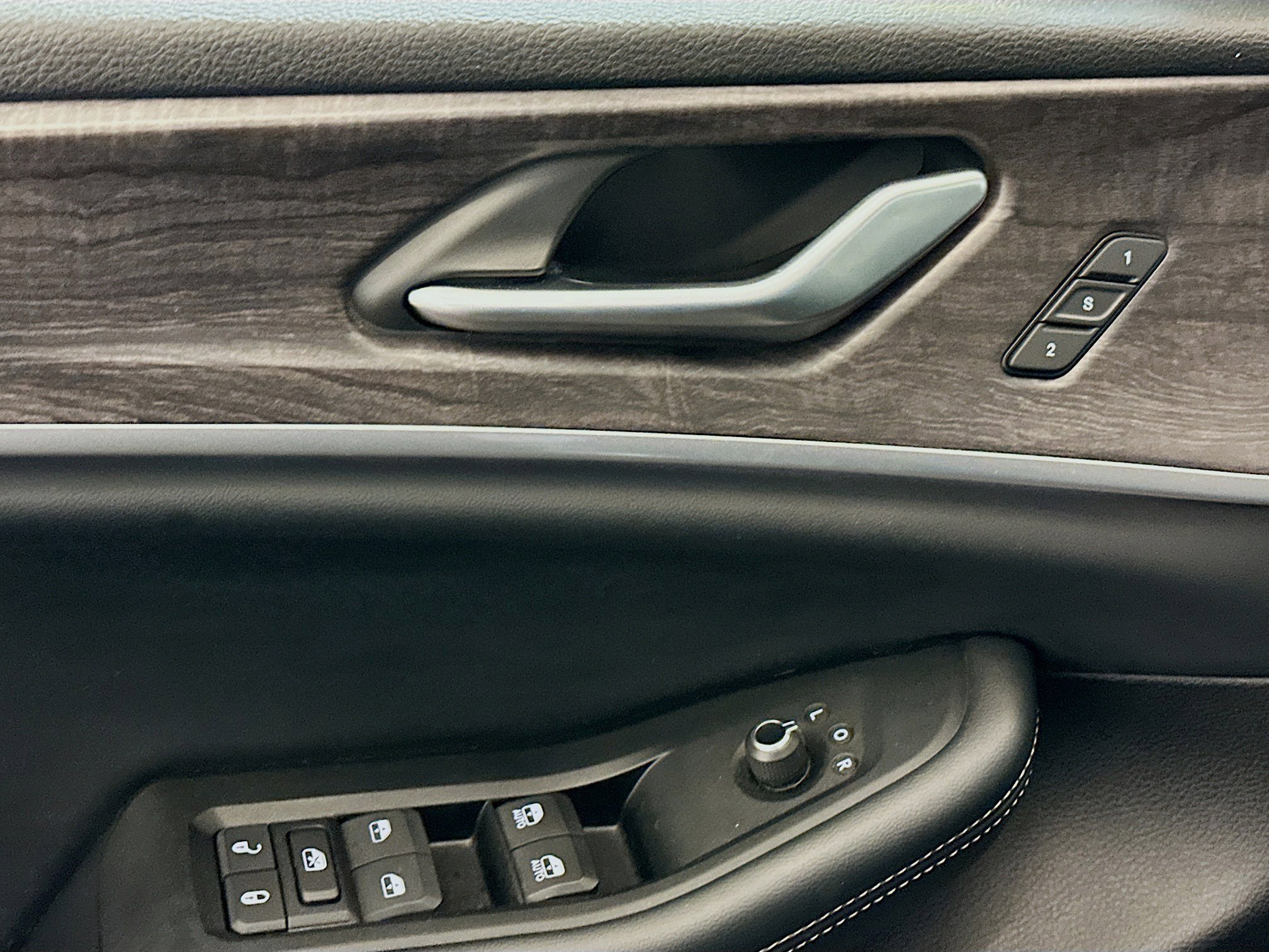 Used 2024 Jeep Grand Cherokee L Limited w/ Luxury Tech Group II image 15