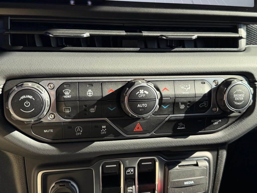 Certified 2024 Jeep Wrangler Unlimited Rubicon w/ Technology Group image 26