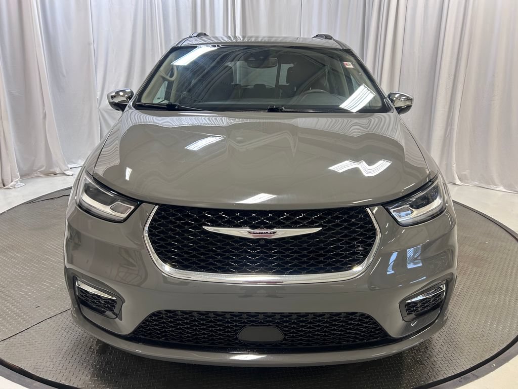 Used 2023 Chrysler Pacifica Limited w/ Uconnect Theater Family Group AWD/4WD image 27