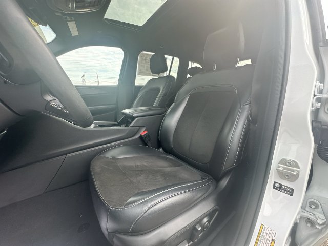 Used 2023 Jeep Grand Cherokee Altitude AWD/4WD image 14