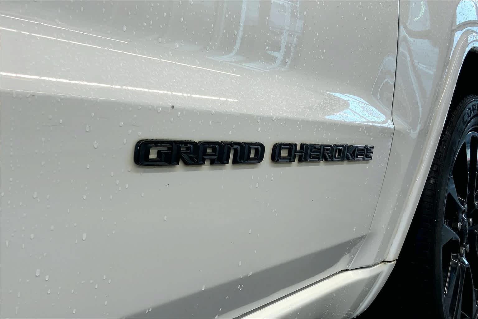 Used 2018 Jeep Grand Cherokee Altitude RWD image 10